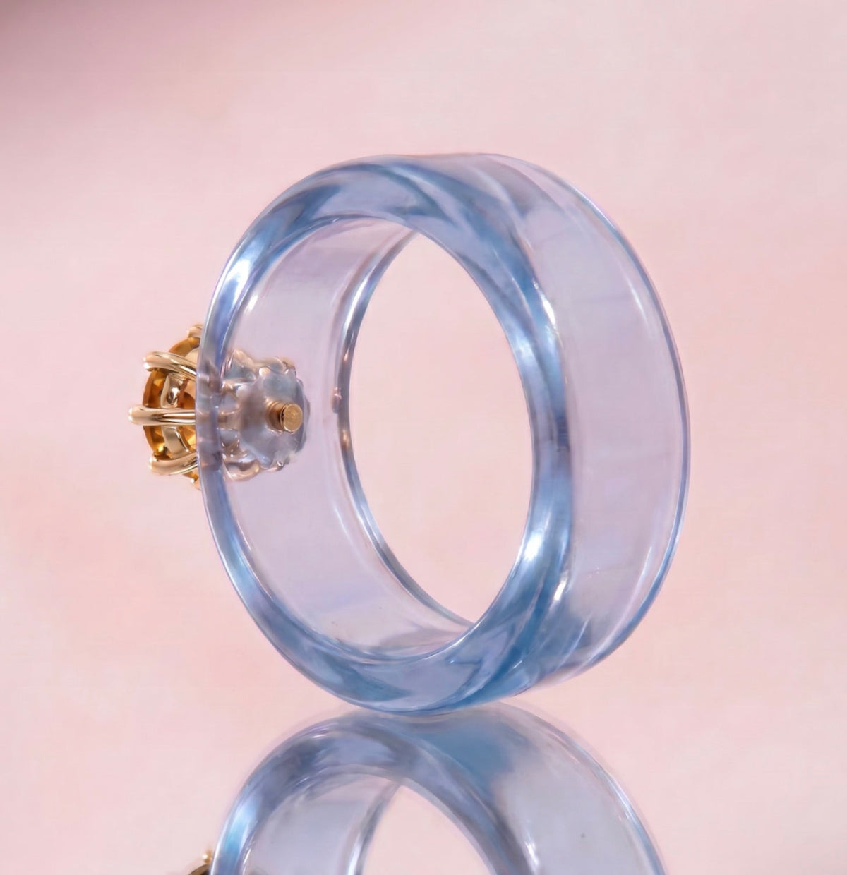 Anillo CG de citrino y resina celeste, toma vertical
