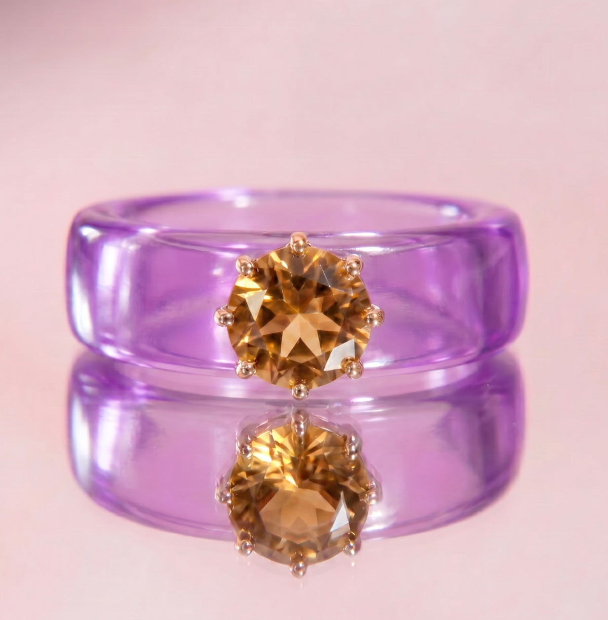 Anillo CG de citrino y resina morada, de frente