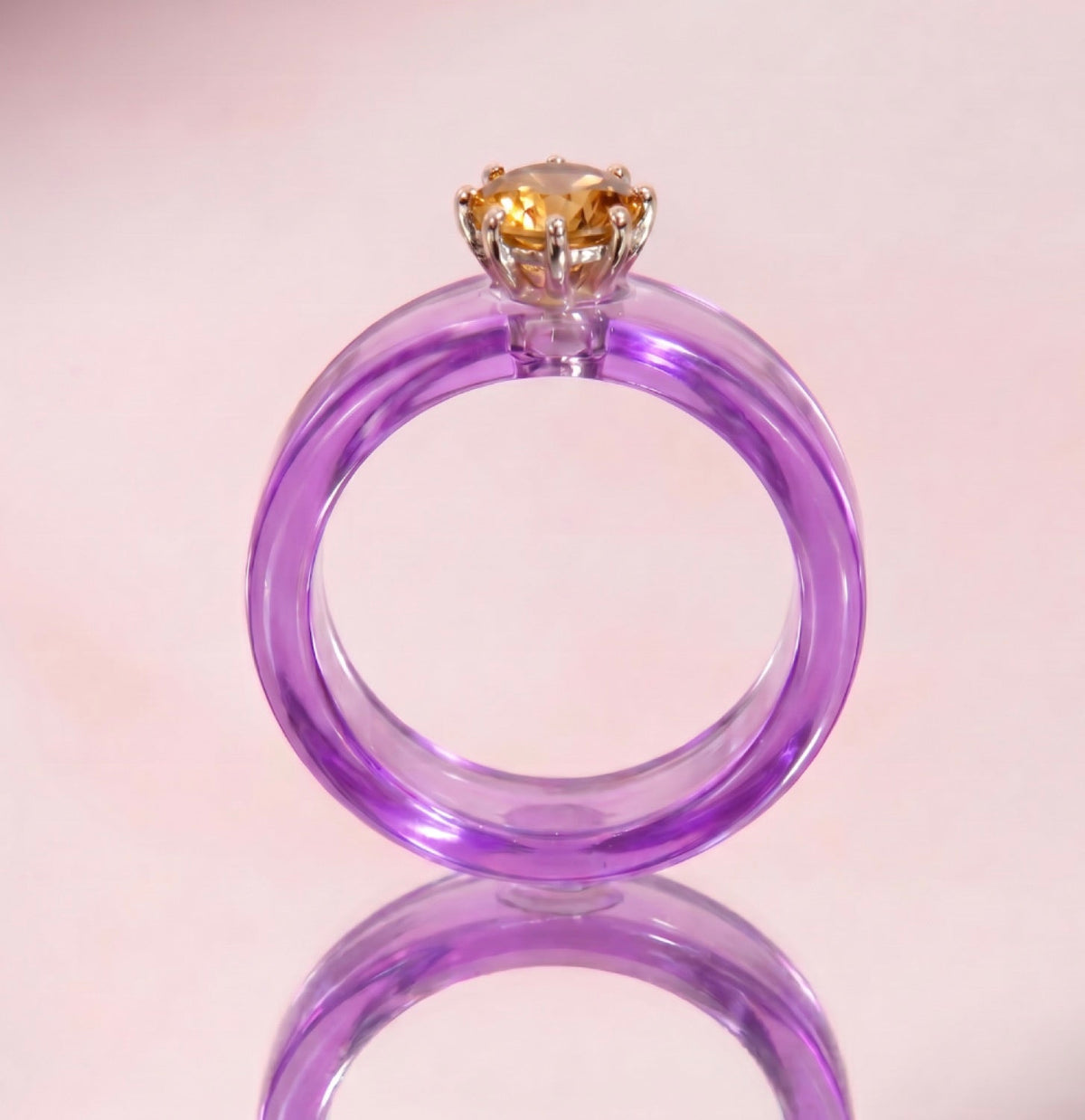 Anillo CG de citrino y resina morada, vista trasera
