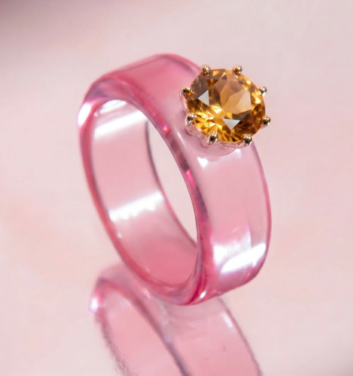 Anillo CG de citrino y resina rosa