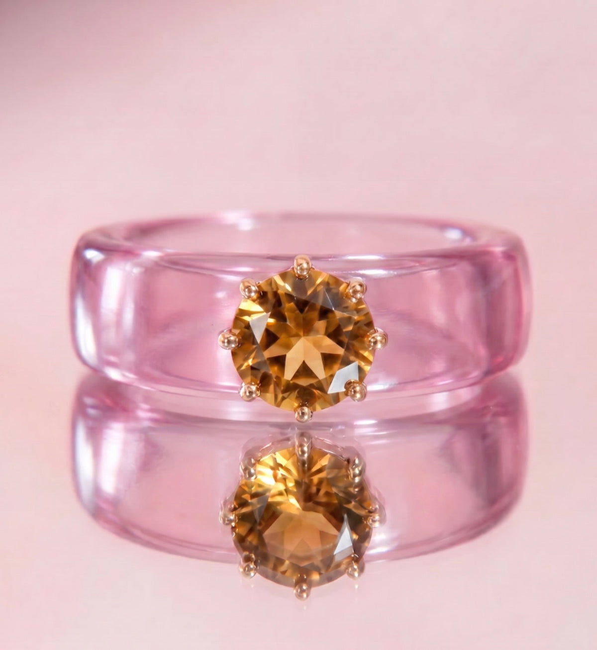 Anillo CG de citrino y resina rosa, de frente