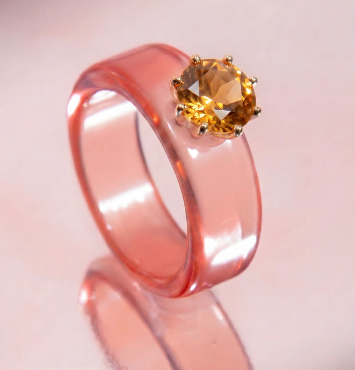 Anillo CG de citrino y resina salmón