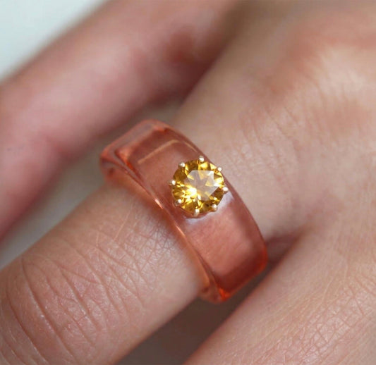 Anillo CG de citrino y resina salmón, puesto en la mano