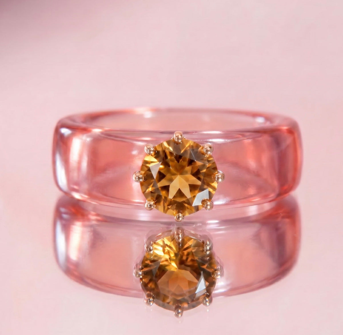 Anillo CG de citrino y resina salmón, de frente