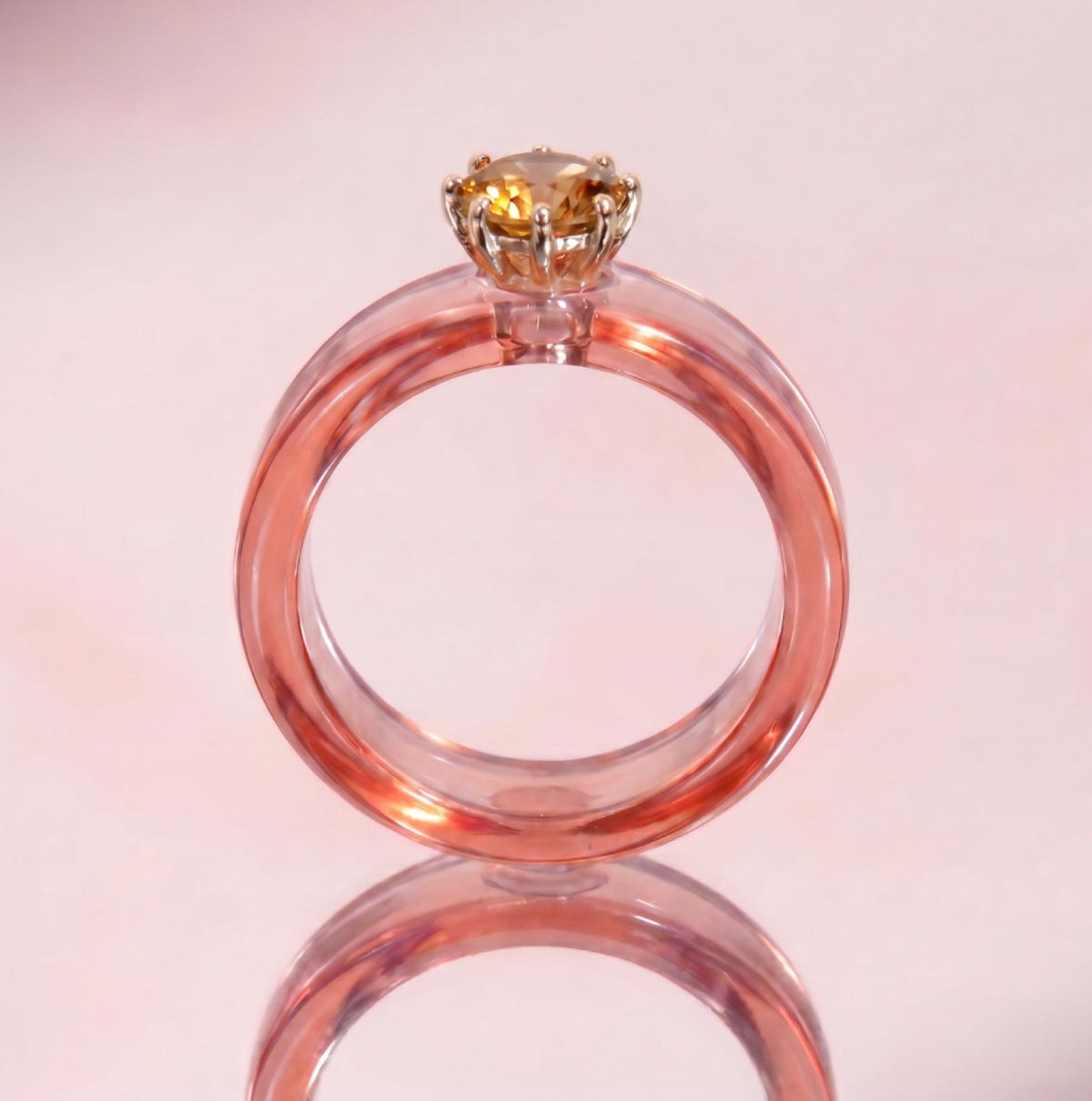 Anillo CG de citrino y resina salmón, vista trasera