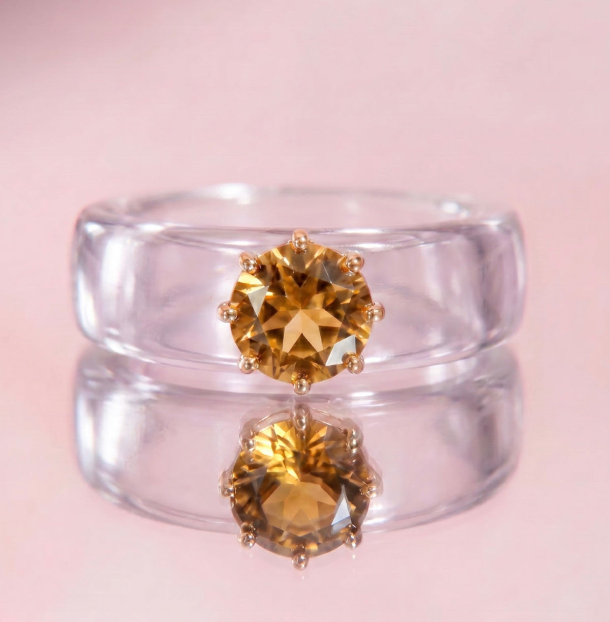 Anillo CG de citrino y resina transparente, de frente