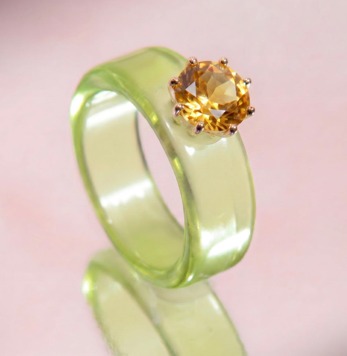 Anillo CG de citrino y resina verde