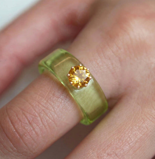 Anillo CG de citrino y resina verde, puesto en la mano
