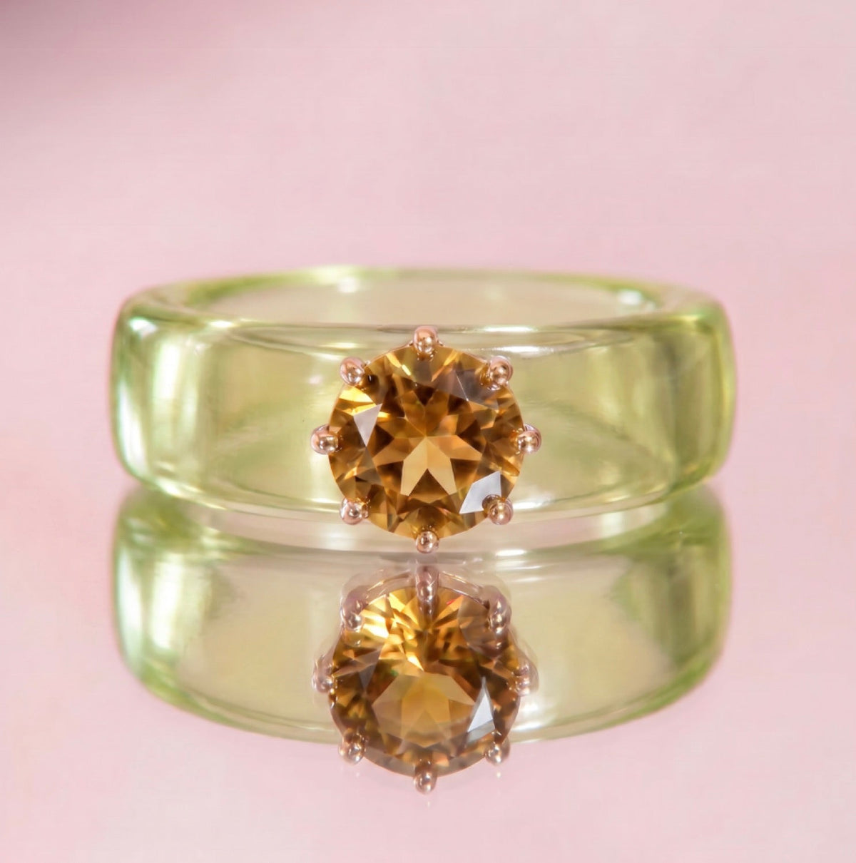 Anillo CG de citrino y resina verde, de frente