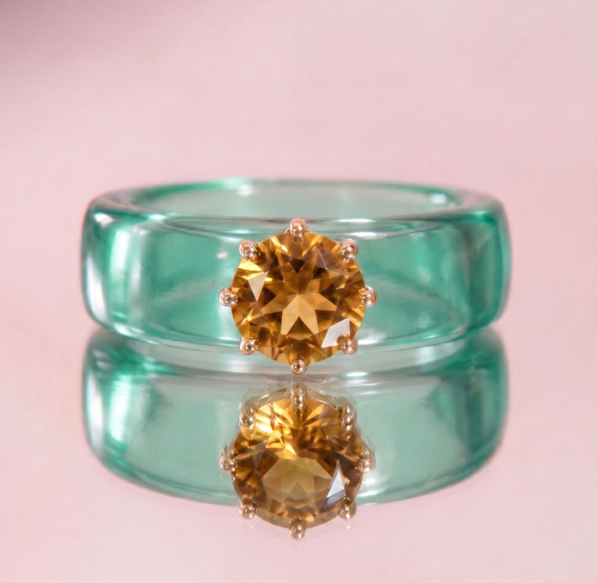 Anillo CG de citrino y resina menta, de frente