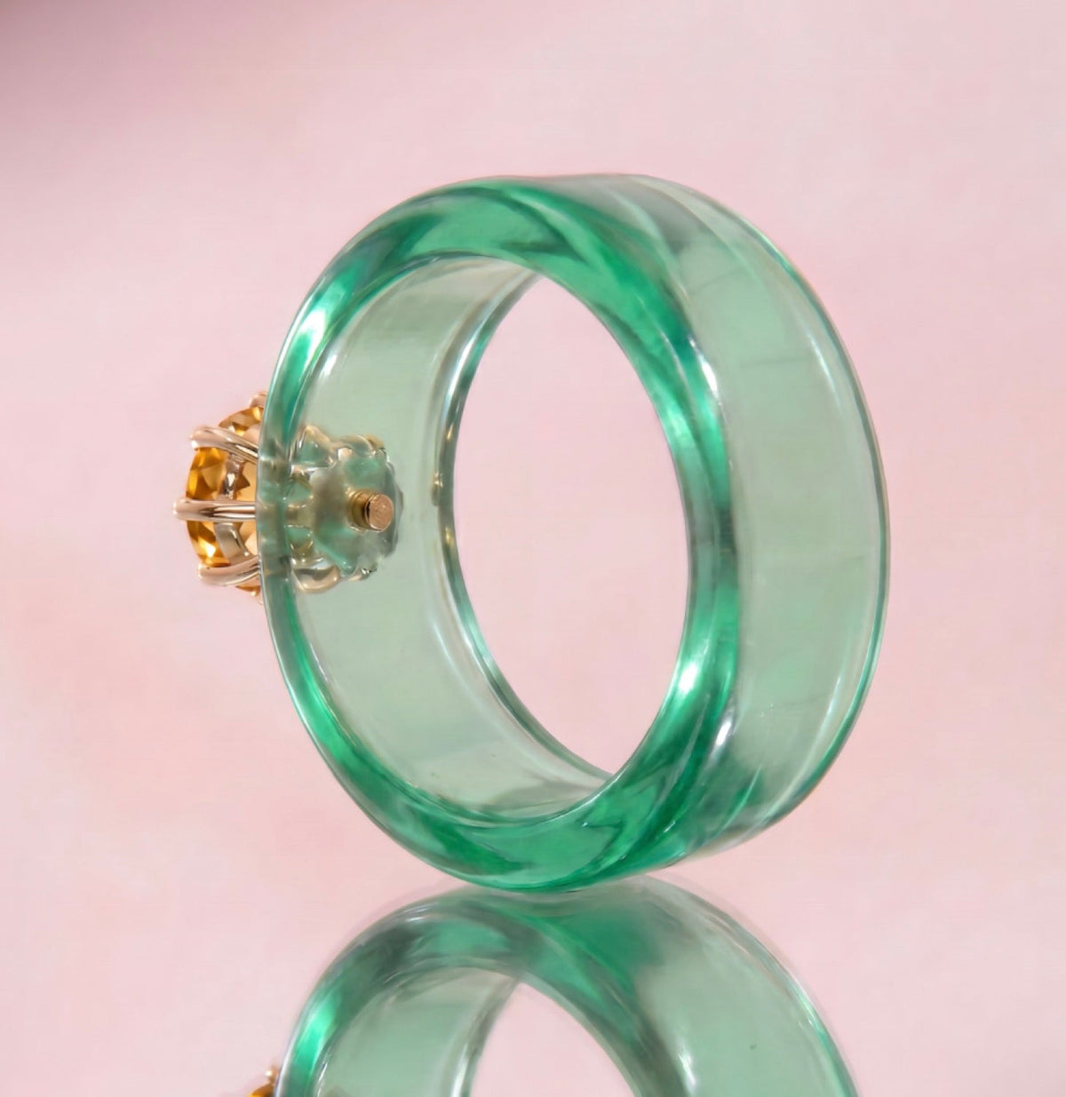 Anillo CG de citrino y resina menta, toma vertical