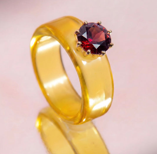 Anillo CG de granate y resina amarilla