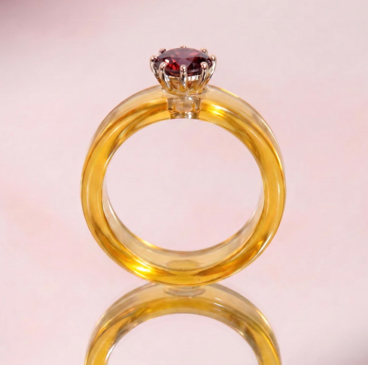 Anillo CG de granate y resina amarilla, de frente