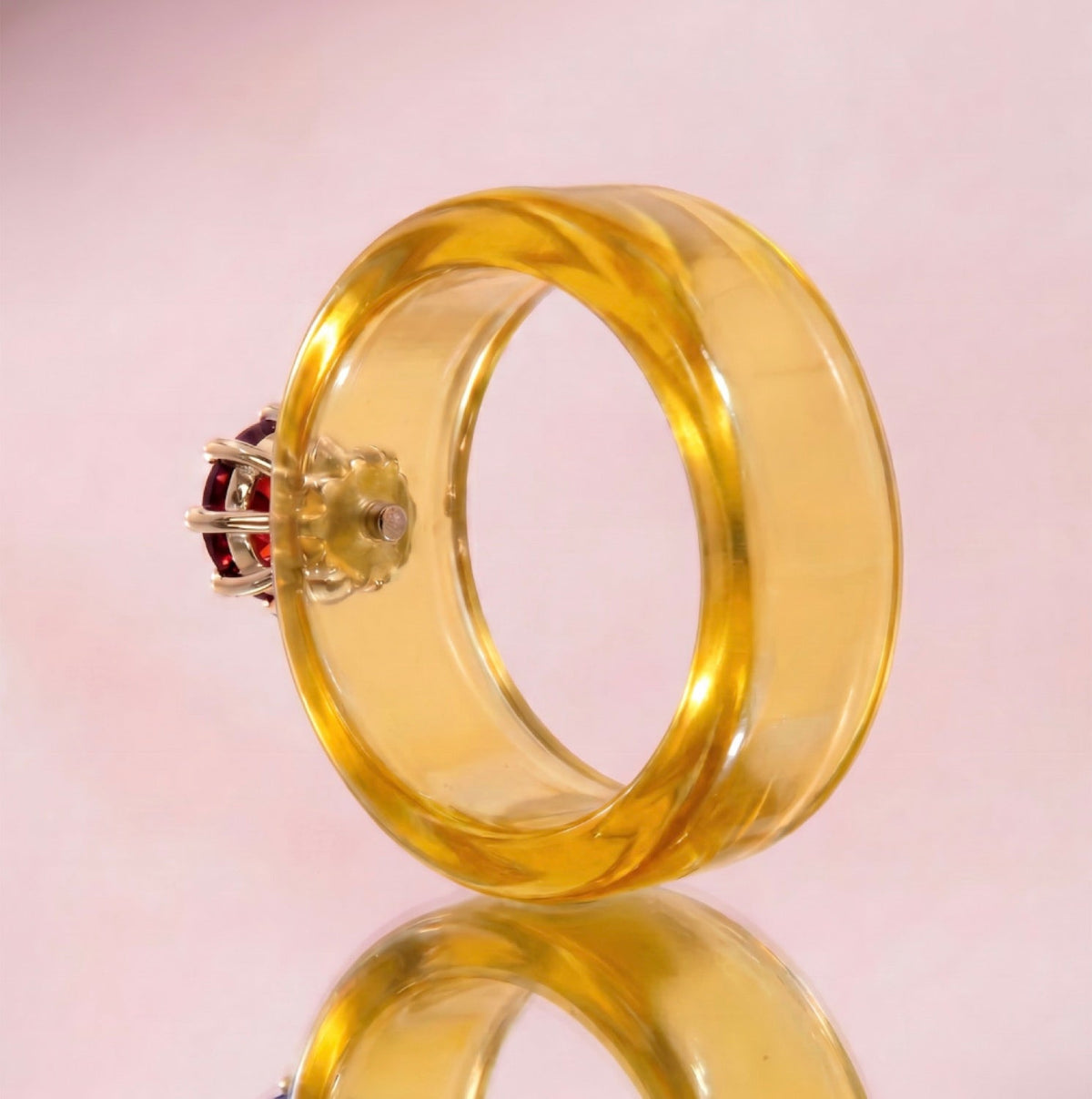 Anillo CG de granate y resina amarilla, vista trasera