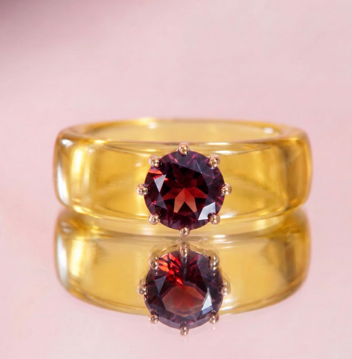 Anillo CG de granate y resina amarilla, toma vertical