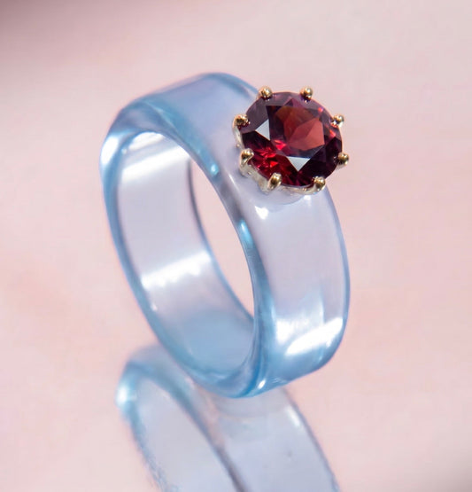 Anillo CG de granate y resina celeste