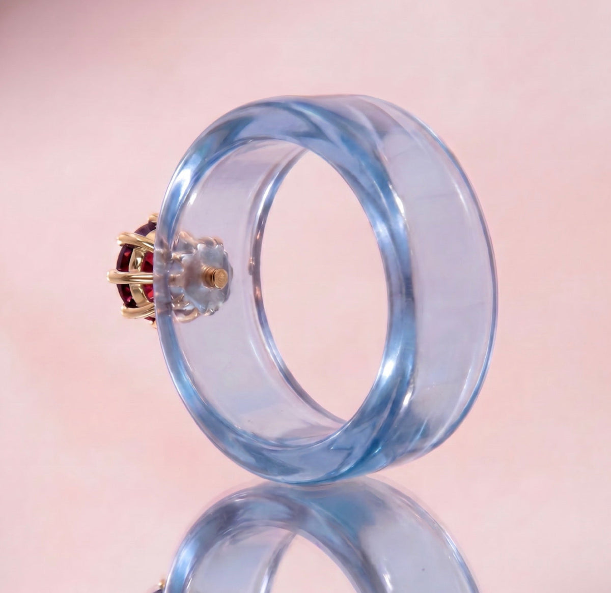 Anillo CG de granate y resina celeste, vista trasera