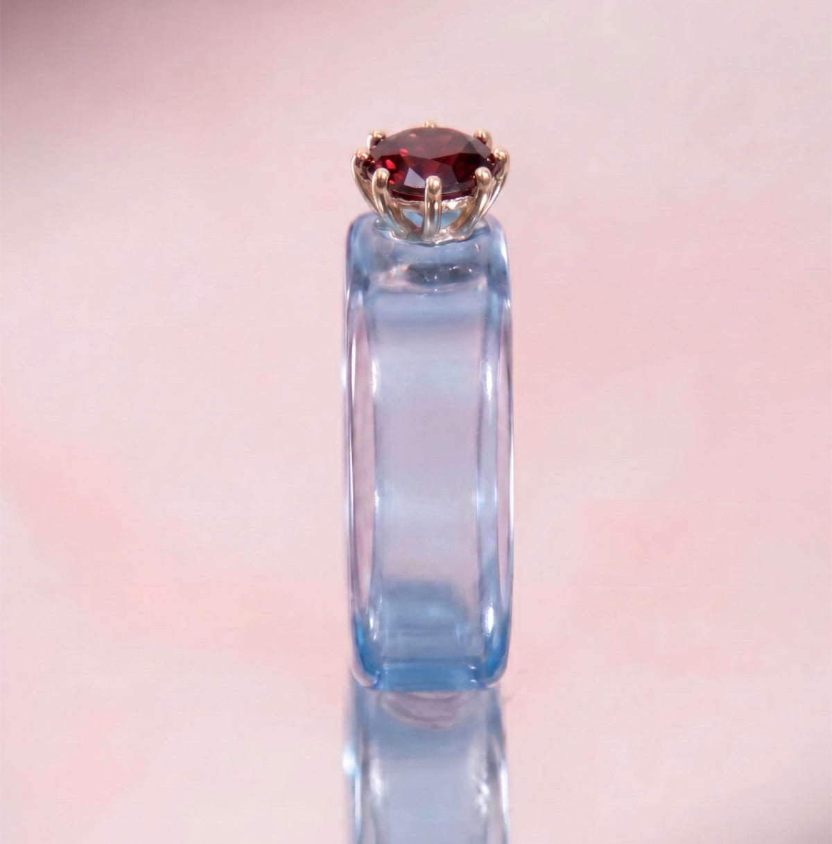 Anillo CG de granate y resina celeste, toma vertical