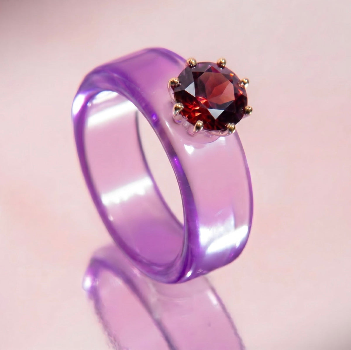 Anillo CG de granate y resina morada
