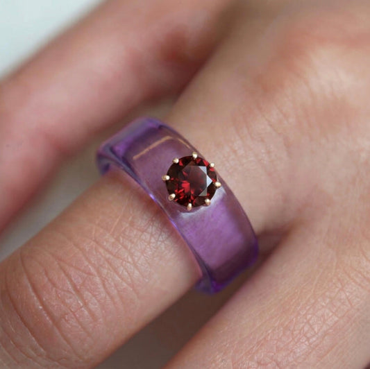 Anillo CG de granate y resina morada, puesto en la mano
