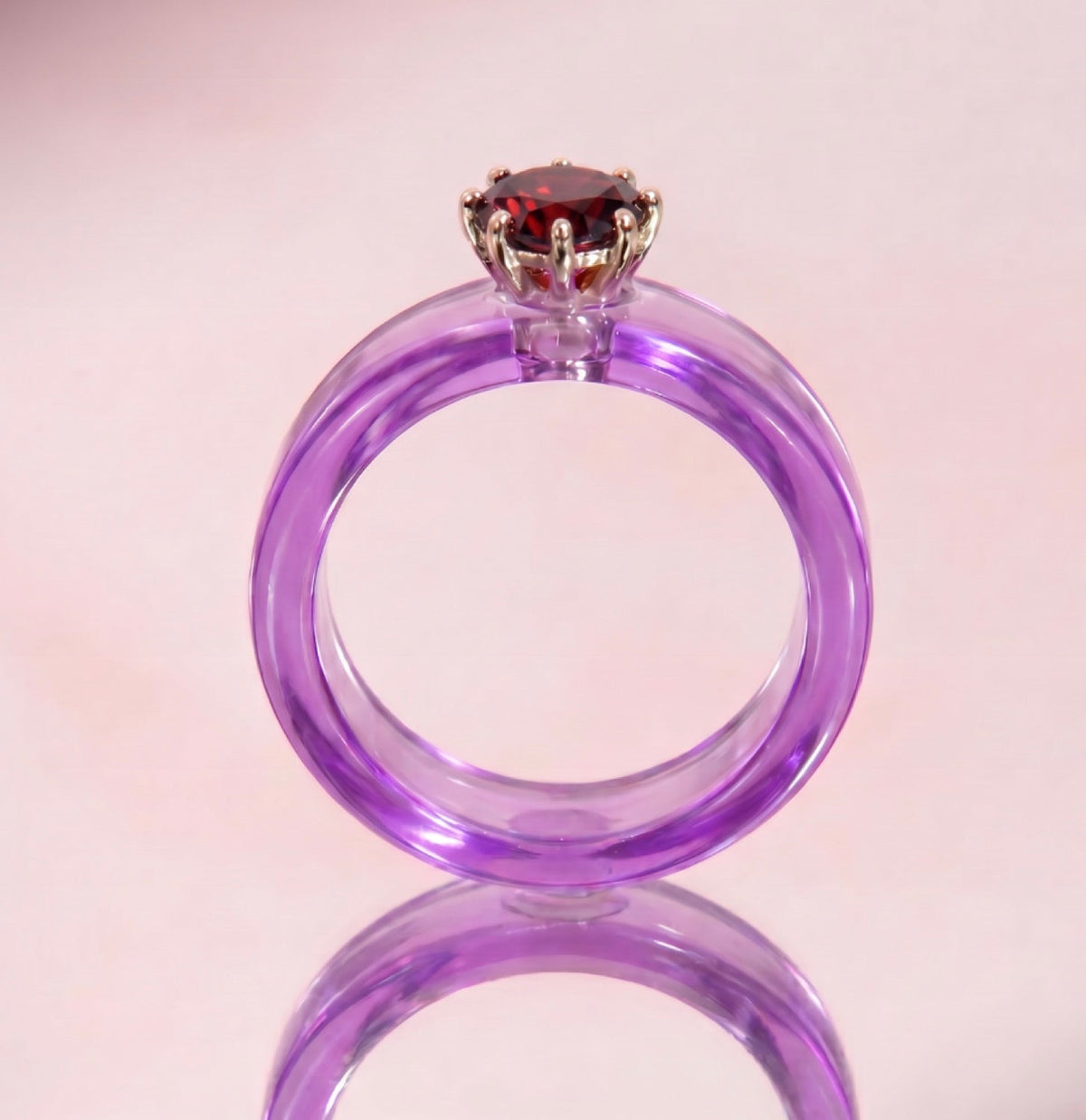 Anillo CG de granate y resina morada, de frente