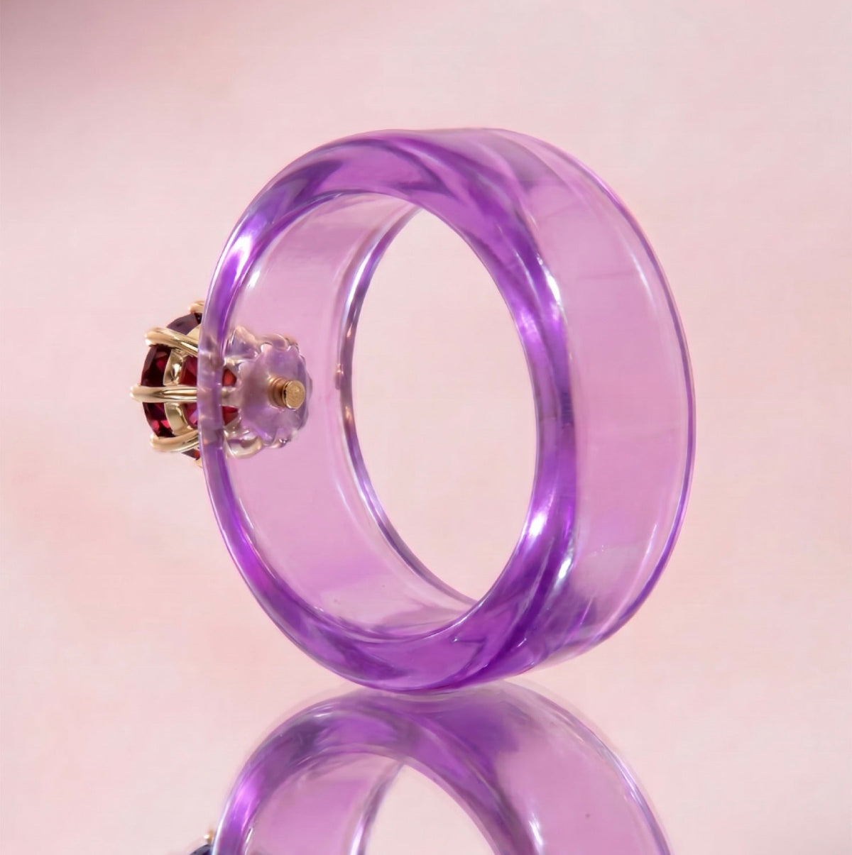 Anillo CG de granate y resina morada, vista trasera