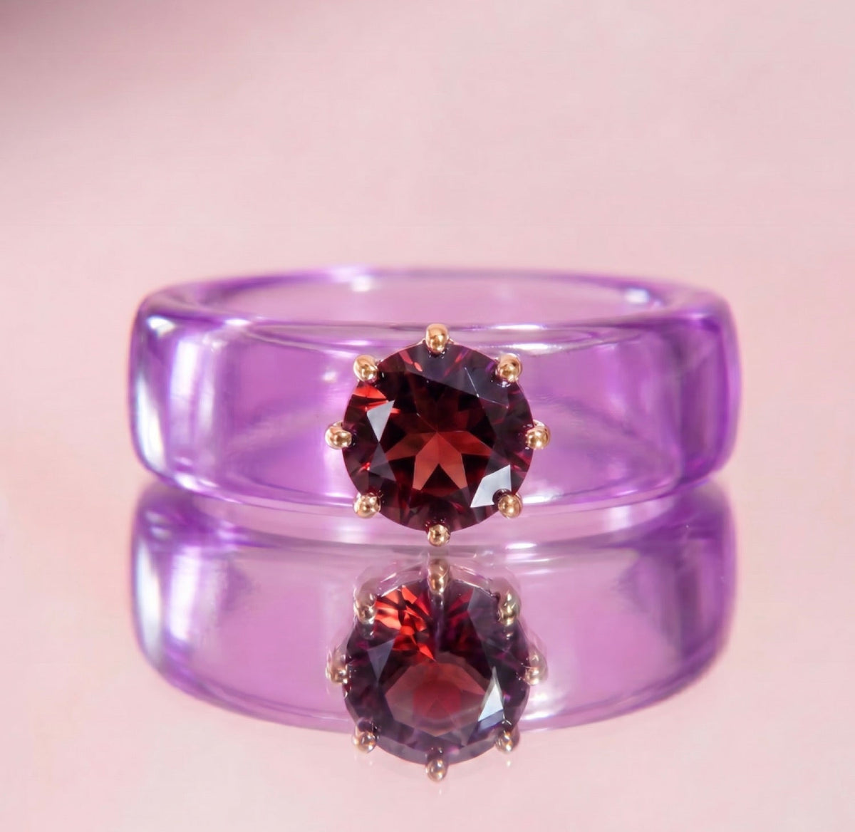 Anillo CG de granate y resina morada, toma vertical
