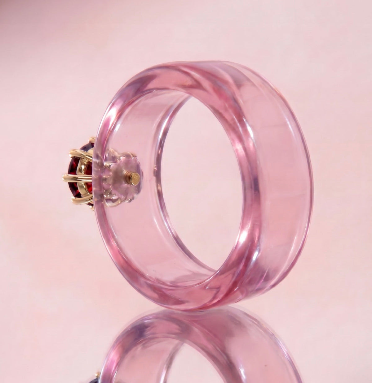 Anillo CG de granate y resina rosa, de frente