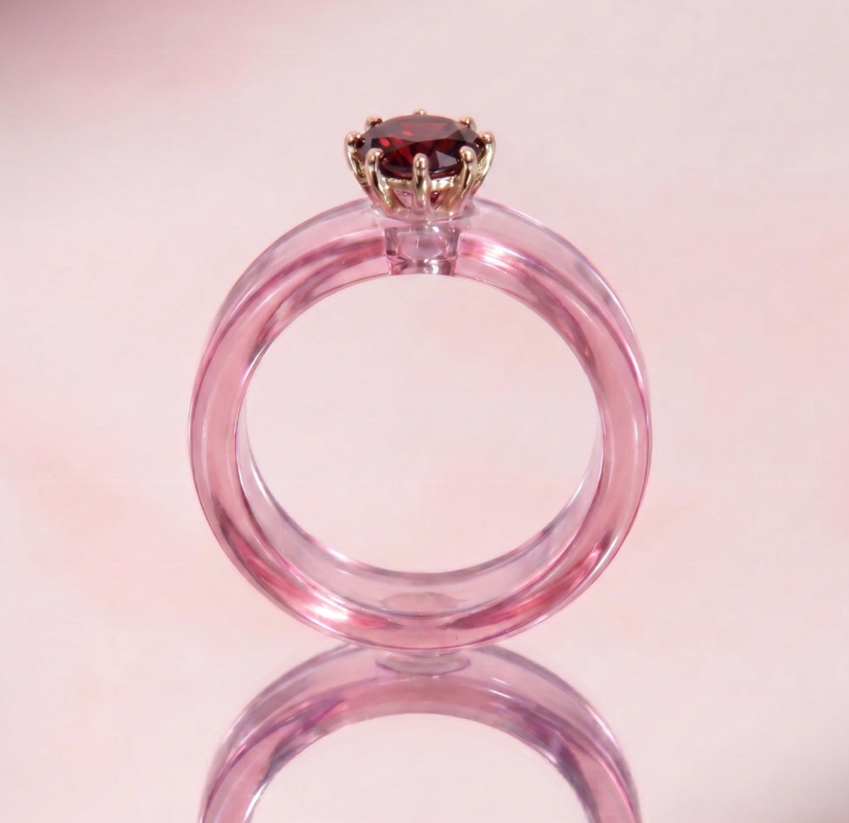 Anillo CG de granate y resina rosa, vista trasera