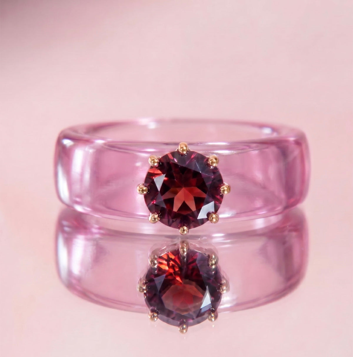 Anillo CG de granate y resina rosa, toma vertical