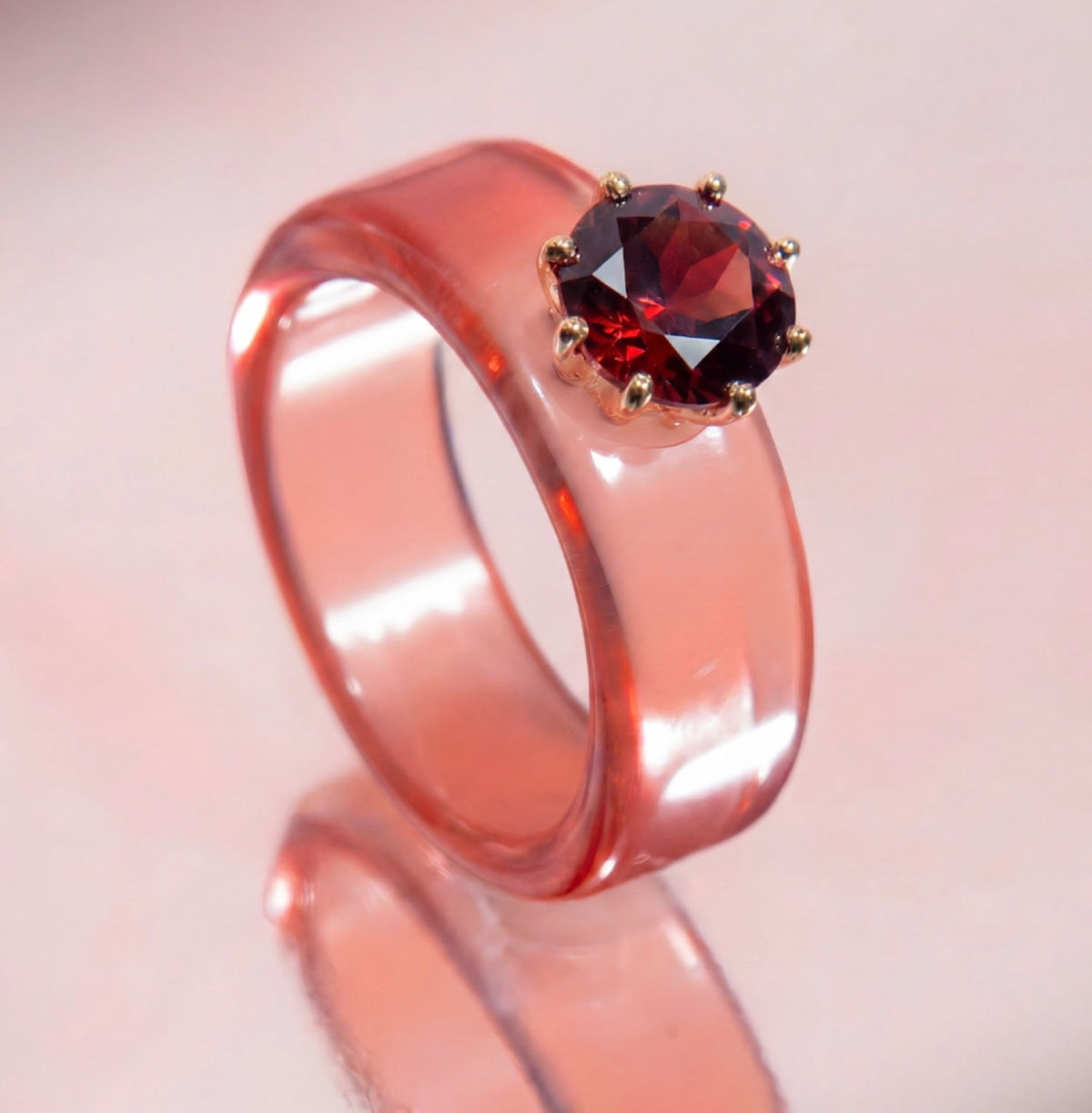 Anillo CG de granate y resina salmón
