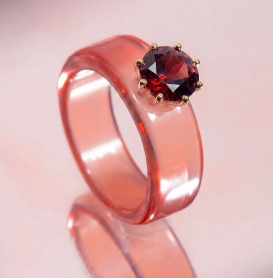 Anillo CG de granate y resina salmón