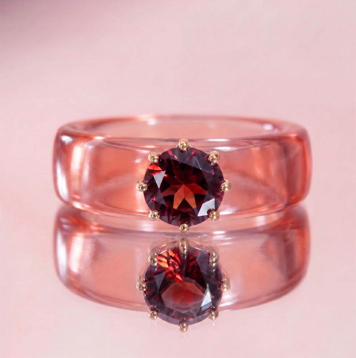 Anillo CG de granate y resina salmón, de frente