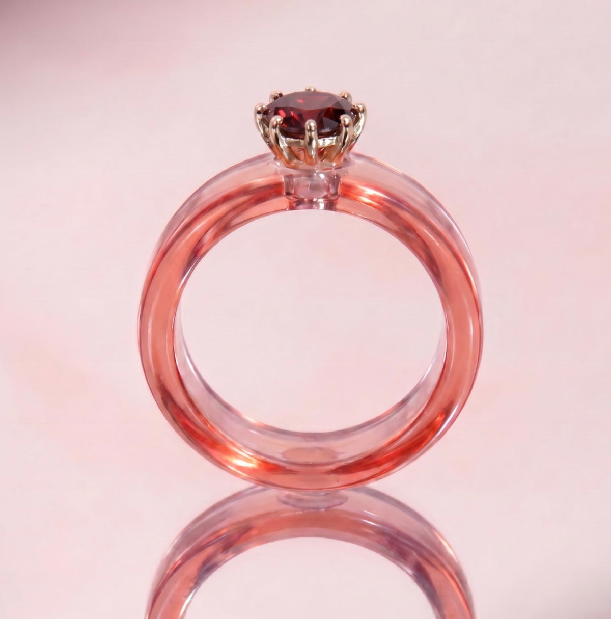 Anillo CG de granate y resina salmón, vista trasera