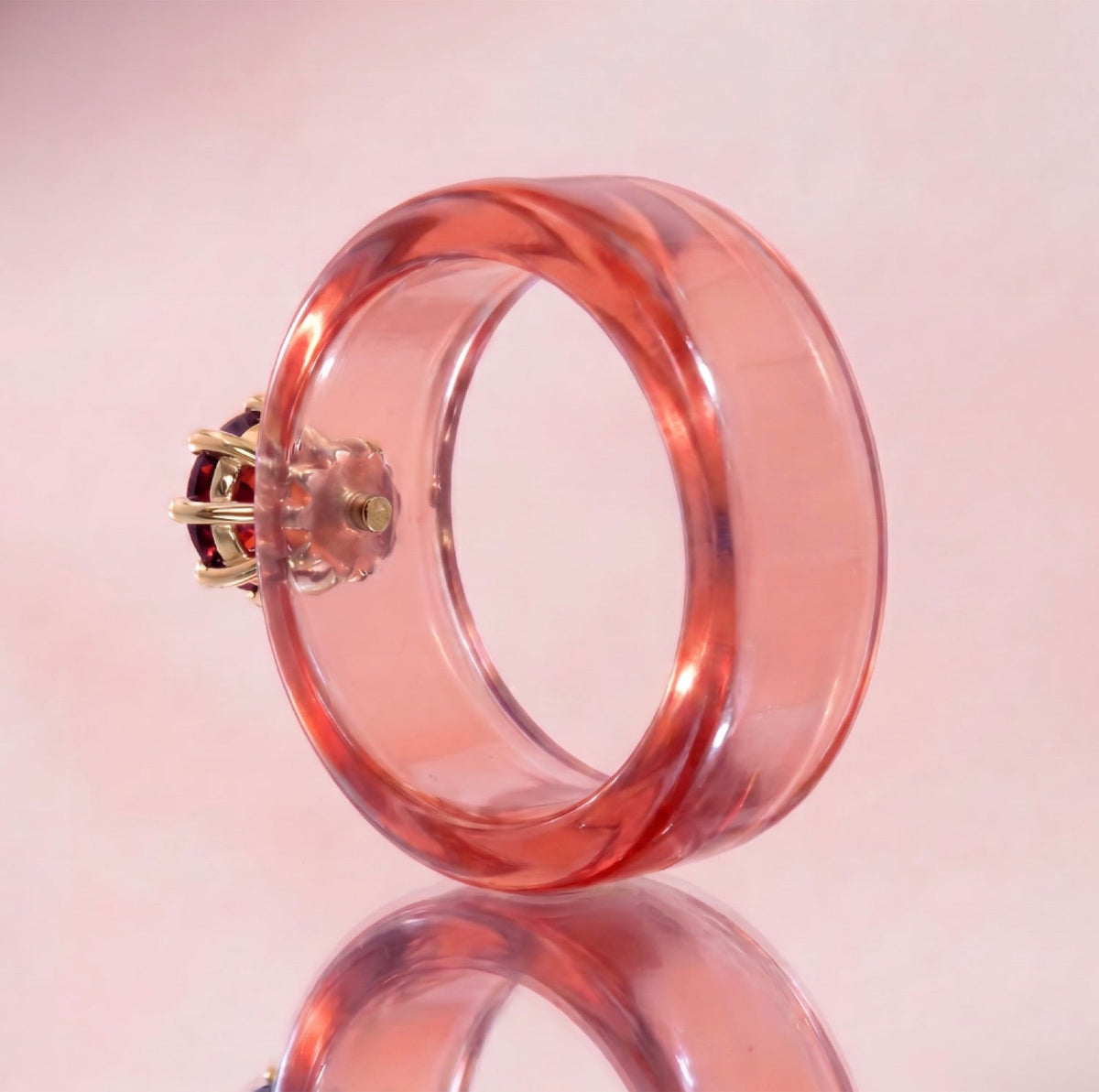 Anillo CG de granate y resina salmón, toma vertical