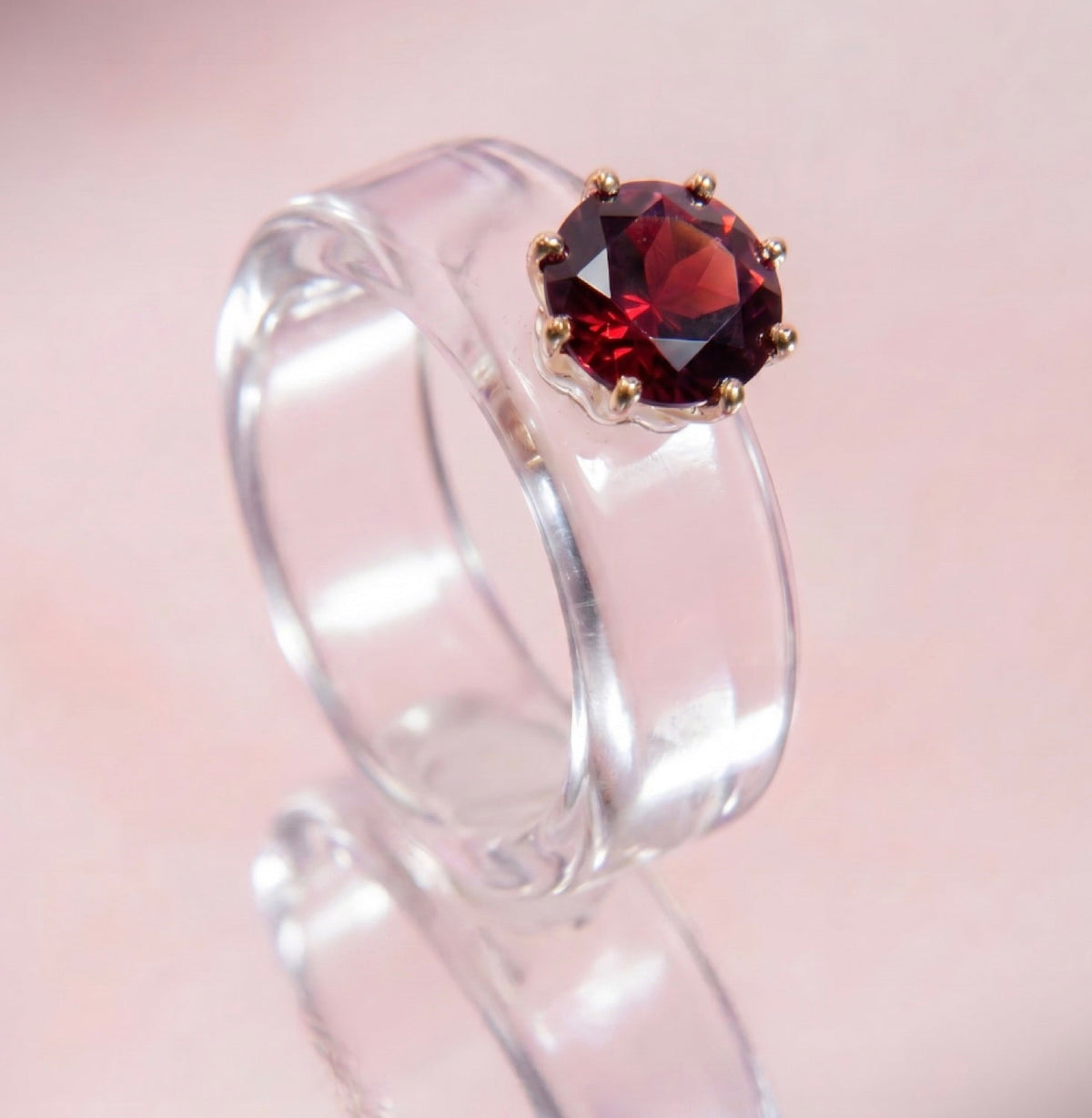 Anillo CG de granate y resina transparente