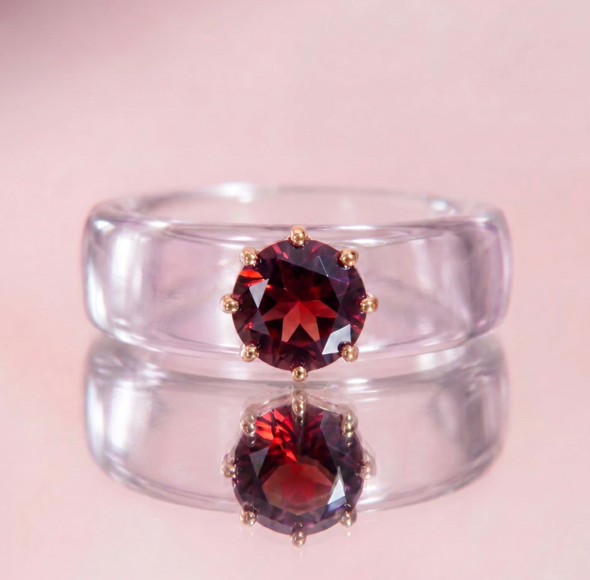 Anillo CG de granate y resina transparente, de frente