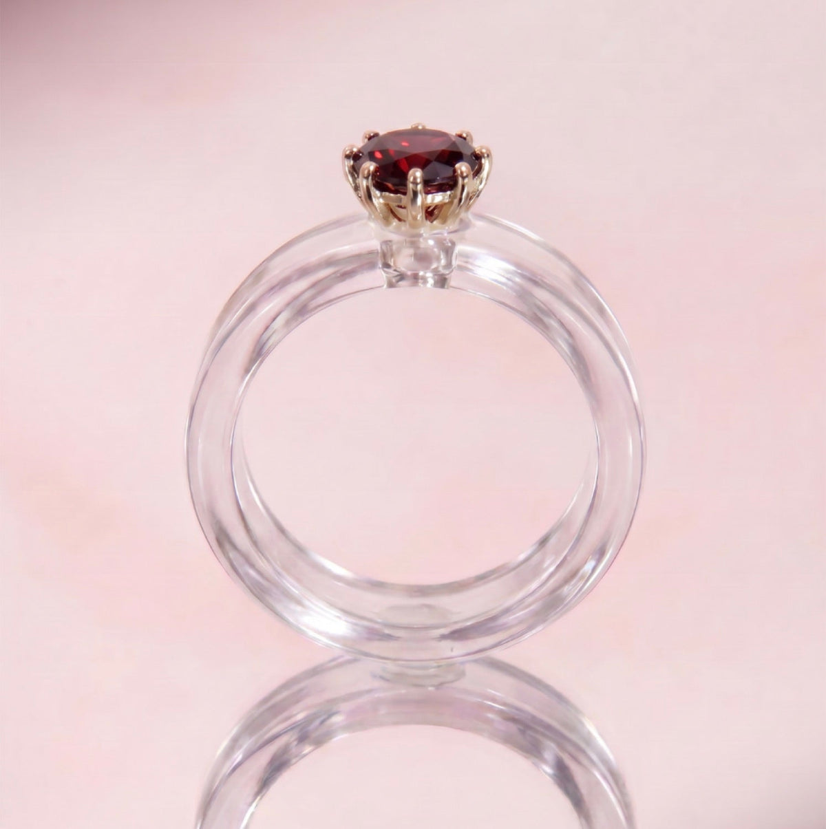 Anillo CG de granate y resina transparente, vista trasera