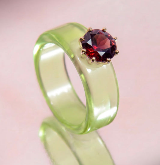Anillo CG de granate y resina verde