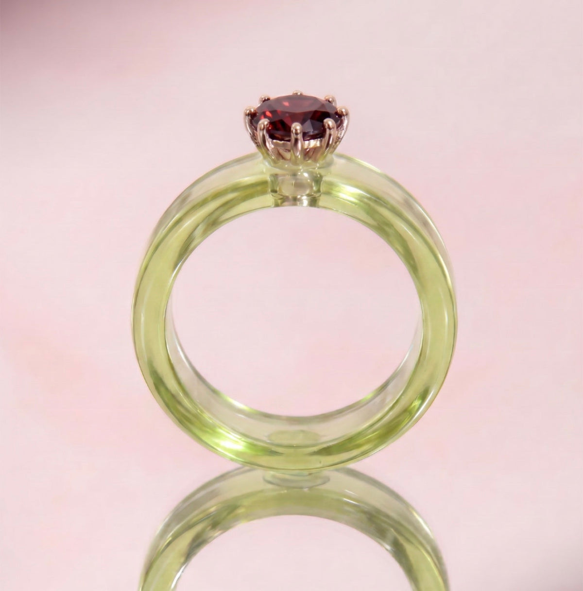 Anillo CG de granate y resina verde, de frente