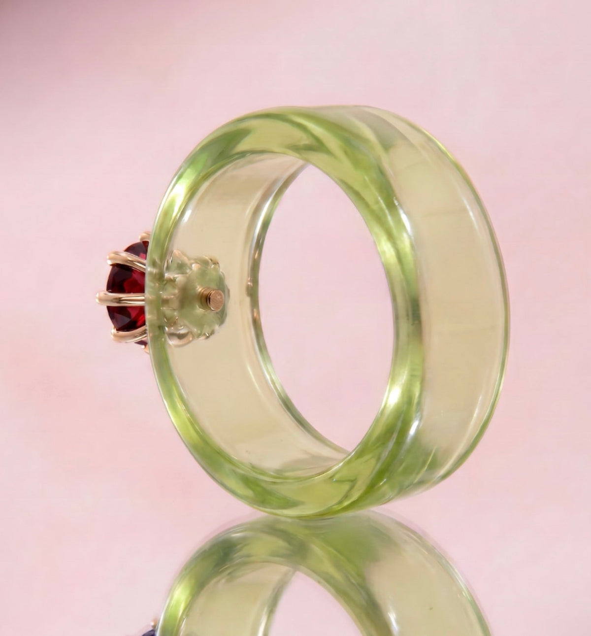 Anillo CG de granate y resina verde, vista trasera