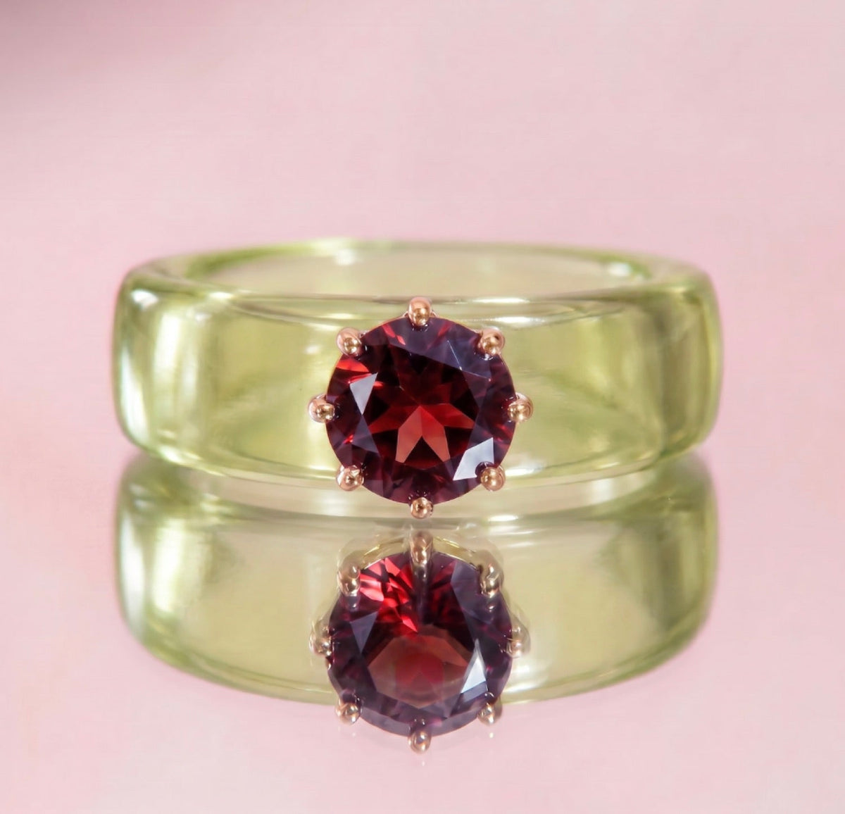 Anillo CG de granate y resina verde, toma vertical