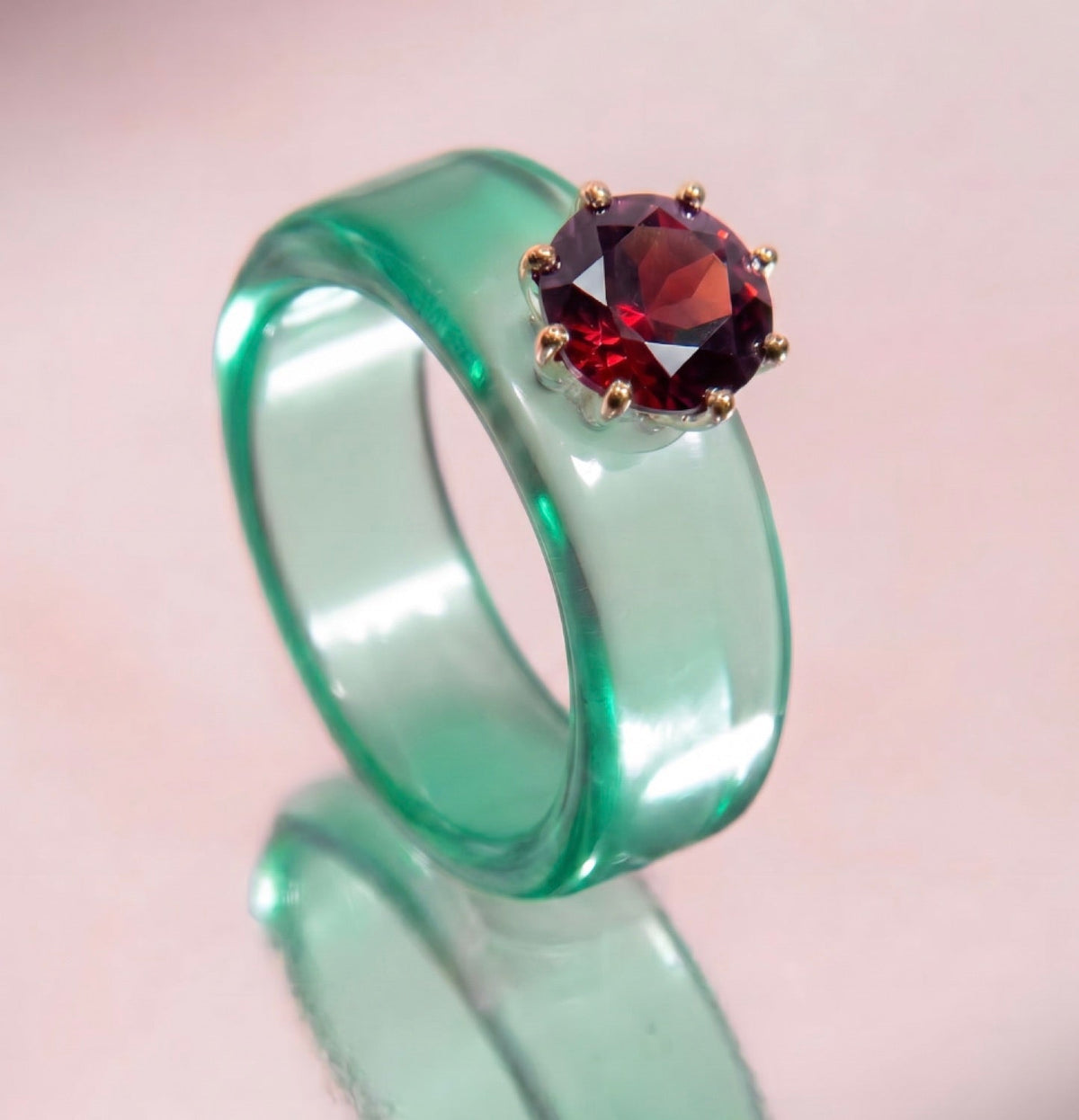 Anillo CG de granate y resina menta