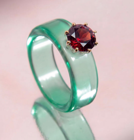 Anillo CG de granate y resina menta