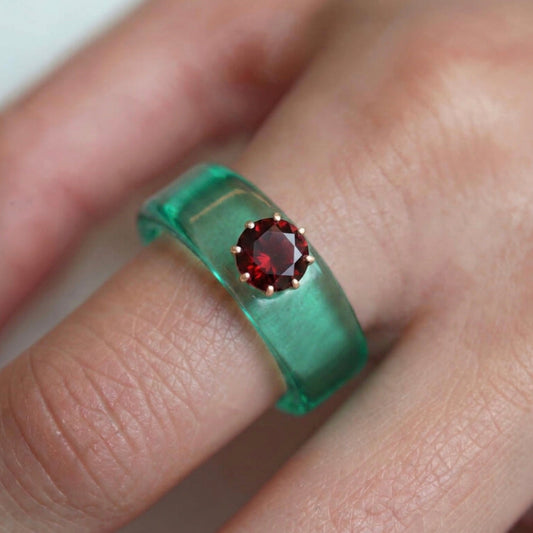 Anillo CG de granate y resina menta, puesto en la mano