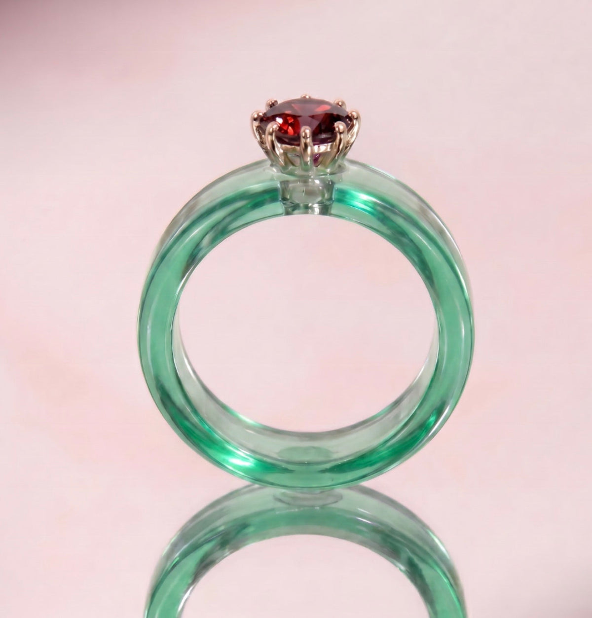 Anillo CG de granate y resina menta, de frente