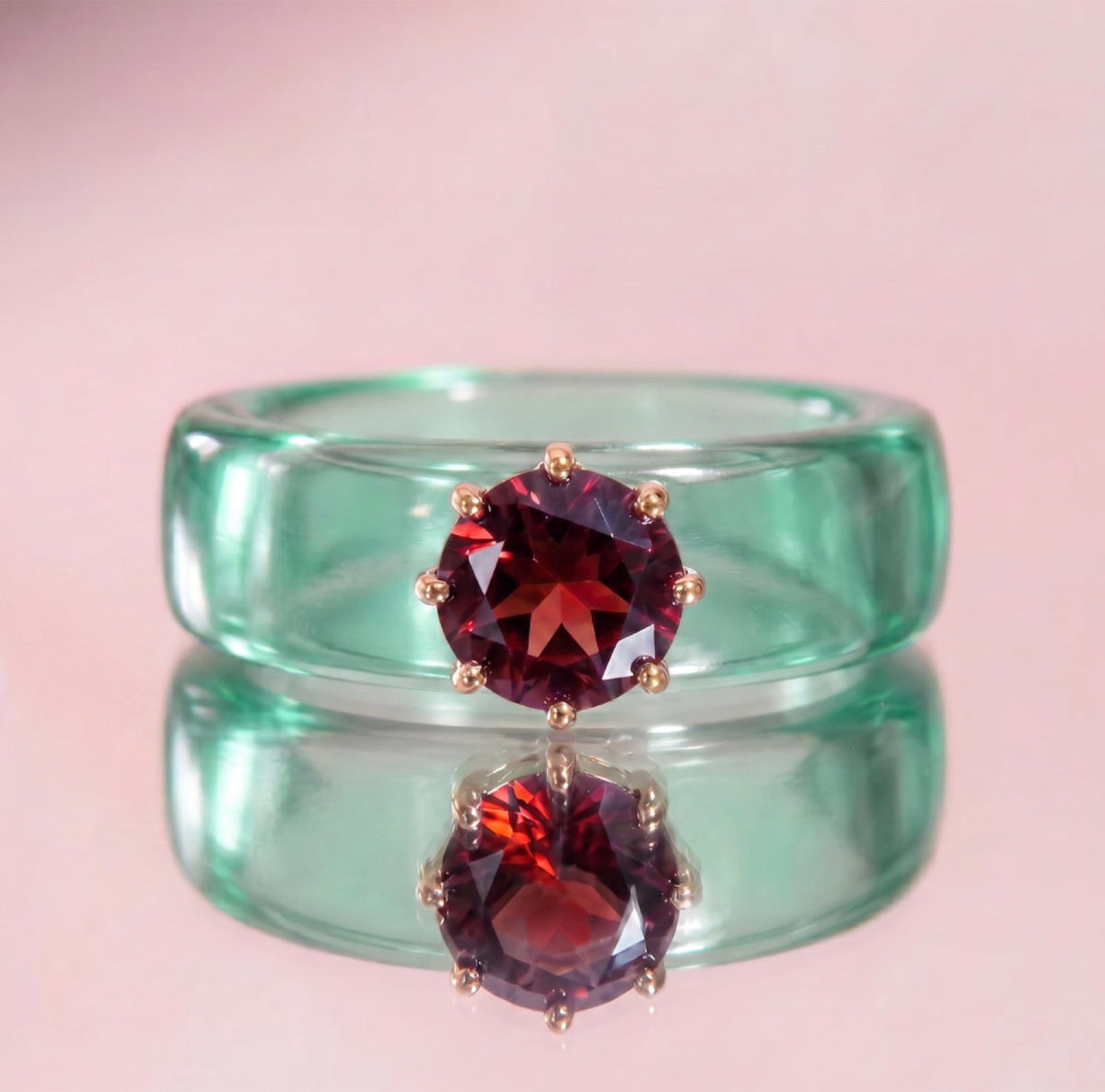 Anillo CG de granate y resina menta, vista trasera