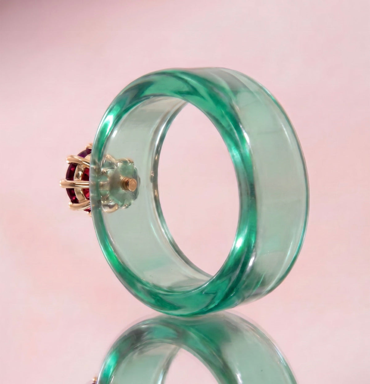 Anillo CG de granate y resina menta, toma vertical