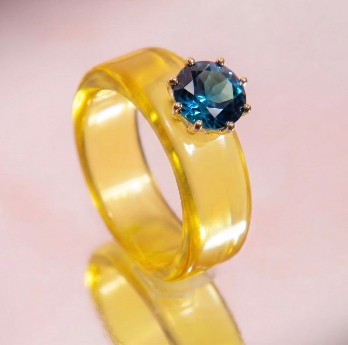 Anillo CG de topacio London Blue y resina amarilla