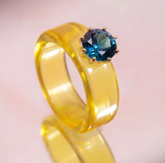 Anillo CG de topacio London Blue y resina amarilla